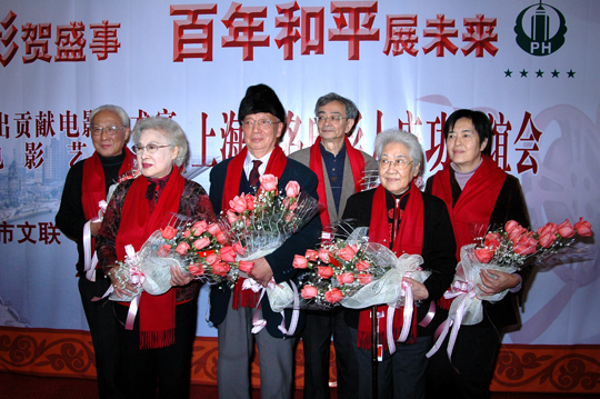 1651836658.jpg 纪念中国电影诞辰百年,上海影协于2006年1月16日,在和平饭店举办:荣获“国家突出贡献奖”庆功联谊会(后排右一为黄蜀芹).jpg