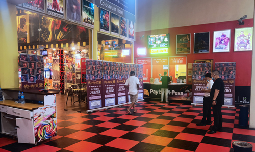 1652949988.jpg 《我和我的父辈》在坦桑尼亚影院上映.jpg