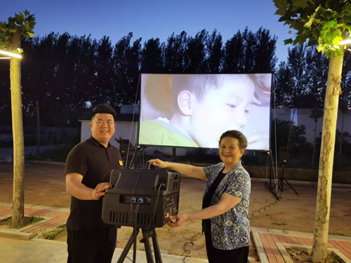 1667998108.png 郭建华(右)和“徒弟”刘洋.png